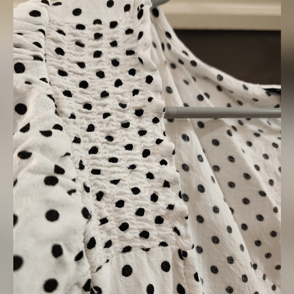 Torrid Plus Size 2 - Rayon Slub Button-front Puff Sleeve Top (B/W Polka Dots!) - Picture 2 of 12